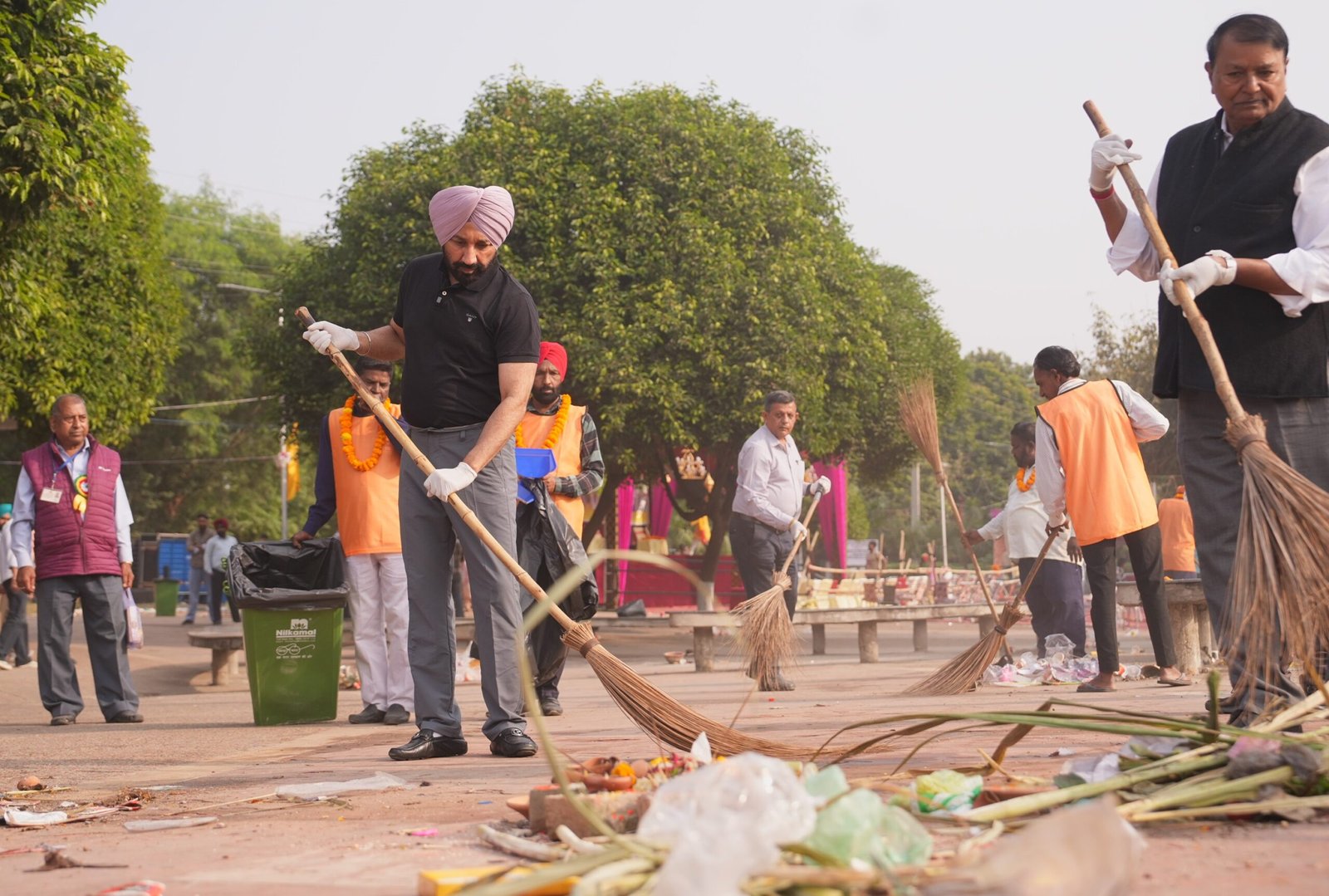 ਛੱਠ ਦੇ ਪਵਿੱਤਰ ਤਿਉਹਾਰ ਦੀ ਸਮਾਪਤੀ ’ਤੇ ਸੰਸਦ ਮੈਂਬਰ ਸਤਨਾਮ ਸਿੰਘ ਸੰਧੂ ਨੇ ਚੰਡੀਗੜ੍ਹ ਦੇ ਸੈਕਟਰ-42 ਦੀ ਝੀਲ ’ਤੇ ਚਲਾਈ ਸਫਾਈ ਮੁਹਿੰਮ