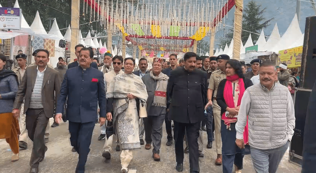 दशहरा उत्सव के समापन पर भव्य ‘कुल्लू कार्निवाल’, ढालपुर में दिखी संस्कृति की अनूठी झलक