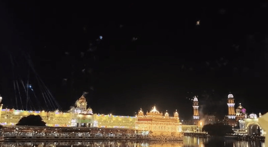 ਸ੍ਰੀ ਹਰਿਮੰਦਰ ਸਾਹਿਬ ਵਿਖੇ ਆਤਿਸ਼ਬਾਜ਼ੀ ਅਤੇ 1 ਲੱਖ ਦੀਵਿਆਂ ਦੀ ਰੌਸ਼ਨੀ ਨਾਲ ਗੁਰੂ ਰਾਮਦਾਸ ਜੀ ਦਾ ਜਨਮ ਦਿਹਾੜਾ ਮਨਾਇਆ ਗਿਆ