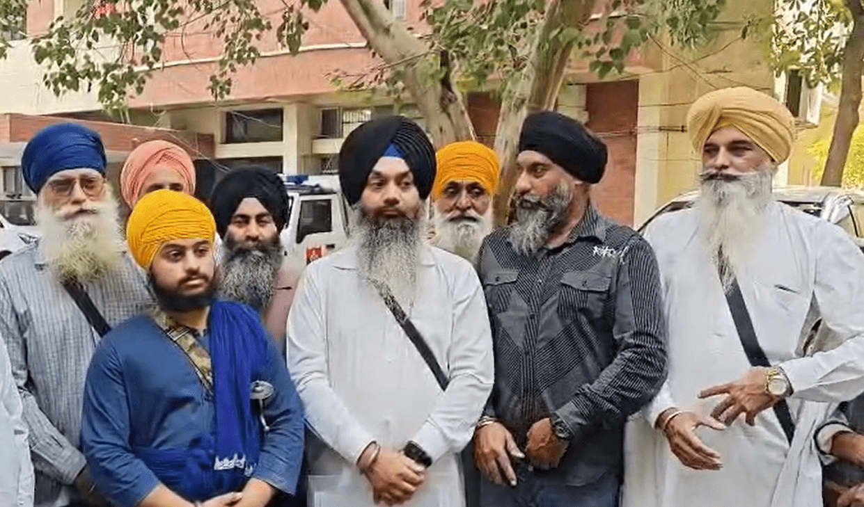 ਦੰਗਾਕਾਰੀਆਂ ਵਿਰੁੱਧ ਸਿੱਖ ਸਮੂਹਾਂ ਦਾ ਪ੍ਰਦਰਸ਼ਨ ਤੇਜ਼, 48 ਘੰਟਿਆਂ ਬਾਅਦ ਵੀ ਸਕ੍ਰੈਪ ਫੈਕਟਰੀ ‘ਚੋਂ ਉੱਠ ਰਿਹਾ ਧੂੰਆਂ