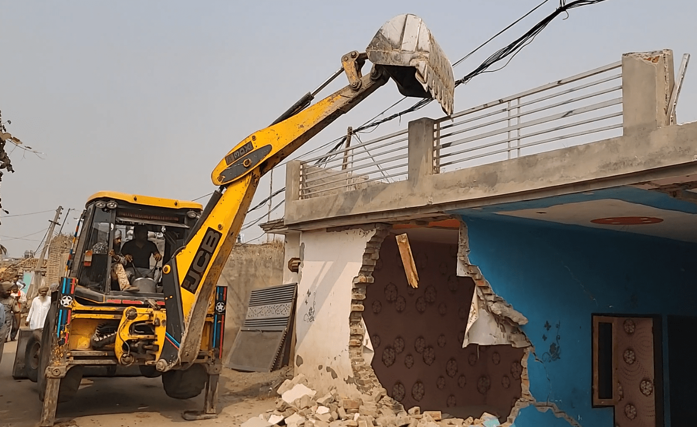 ਫਿਰੋਜ਼ਪੁਰ: ਨਸ਼ਾ ਤਸਕਰ ਦੇ ਘਰ ‘ਤੇ ਚਲਿਆ ਬੁਲਡੋਜ਼ਰ, ਯੁੱਧ ਨਸ਼ਿਆਂ ਵਿਰੁੱਧ ਤਹਿਤ ਵੱਡੀ ਕਾਰਵਾਈ