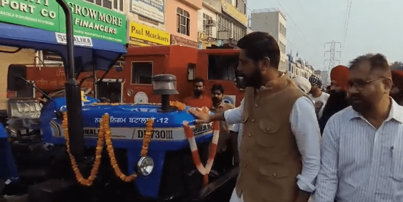 ਸ਼ਹਿਰ ਨੂੰ ਕੂੜਾ-ਮੁਕਤ ਤੇ ਸੁਰੱਖਿਅਤ ਬਣਾਉਣ ਵੱਲ ਵੱਡਾ ਕਦਮ — ਵਿਧਾਇਕ ਸ਼ੈਰੀ ਕਲਸੀ ਵੱਲੋਂ ਨਵੇਂ ਟ੍ਰੈਕਟਰ ਅਤੇ ਆਧੁਨਿਕ ਫਾਇਰ ਟੈਂਡਰ ਦੀ ਭੇਂਟ
