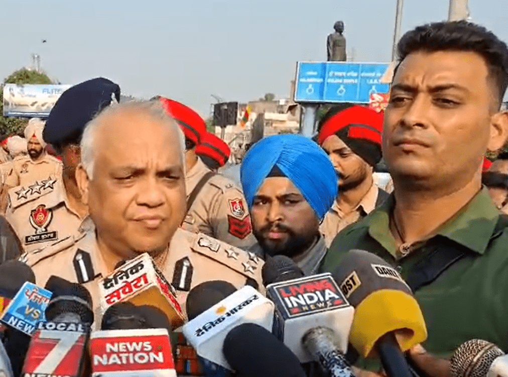 ਡੀ.ਆਈ.ਜੀ. ਬਾਰਡਰ ਰੇਂਜ ਸੰਦੀਪ ਗੋਇਲ ਦੇ ਅਸ਼ਵਾਸਨ ਤੋਂ ਬਾਅਦ ਵਾਲਮੀਕੀ ਸਮਾਜ ਦਾ ਧਰਨਾ ਖਤਮ, ਆਵਾਜਾਈ ਬਹਾਲ