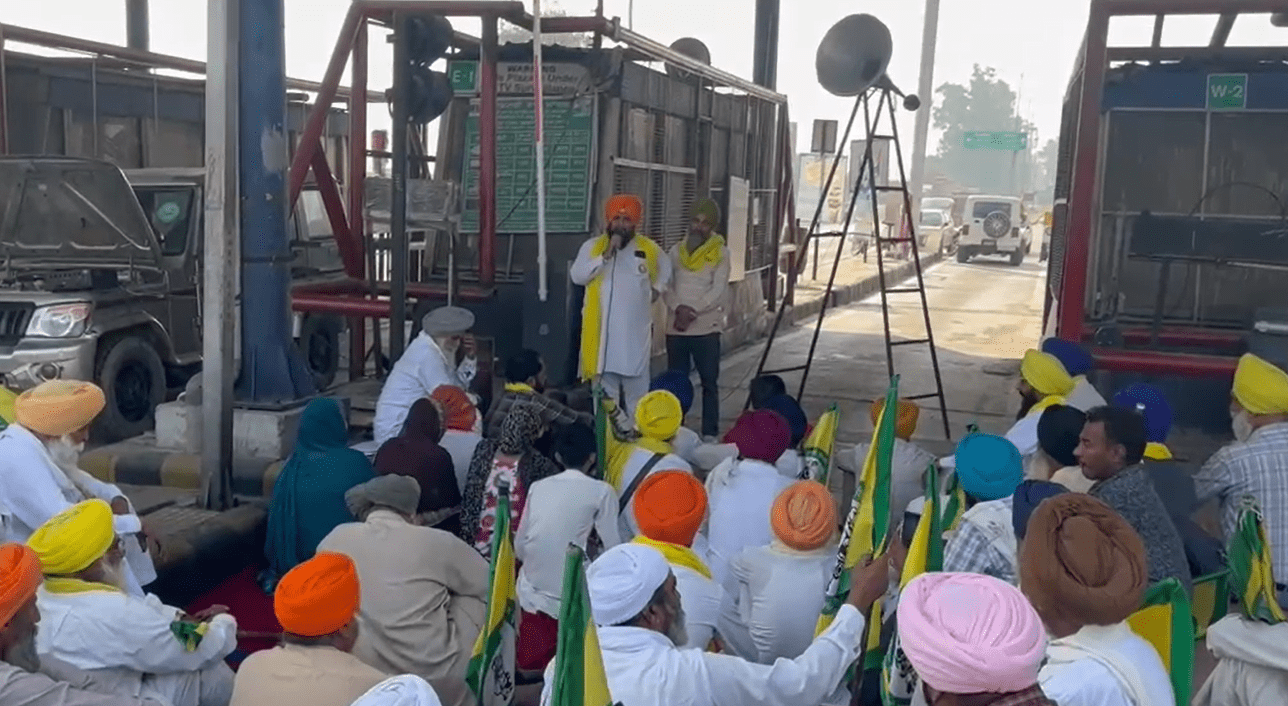 ਡੀਏਪੀ ਤੇ ਯੂਰੀਆ ਖਾਦ ਦੀ ਕਿੱਲਤ ‘ਤੇ ਭਾਰਤੀ ਕਿਸਾਨ ਯੂਨੀਅਨ (ਏਕਤਾ ਉਗਰਾਹਾਂ) ਦਾ ਰੋਸ ਪ੍ਰਦਰਸ਼ਨ, ਕੱਥੂਨੰਗਲ ਟੋਲ ਪਲਾਜ਼ਾ ਕੀਤਾ ਪਰਚੀ-ਮੁਕਤ