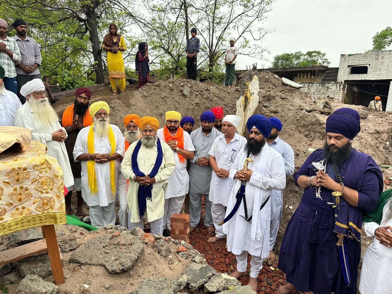 ਜਥੇਦਾਰ ਗੜਗੱਜ ਨੇ ਅੰਮ੍ਰਿਤਸਰ ਦੇ ਕਮੀਰਪੁਰਾ ਪਿੰਡ ’ਚ ਗੁਰਦੁਆਰਾ ਸਾਹਿਬ ਦੀ ਨਵੀਂ ਇਮਾਰਤ ਦਾ ਰੱਖਿਆ ਨੀਂਹ ਪੱਥਰ
