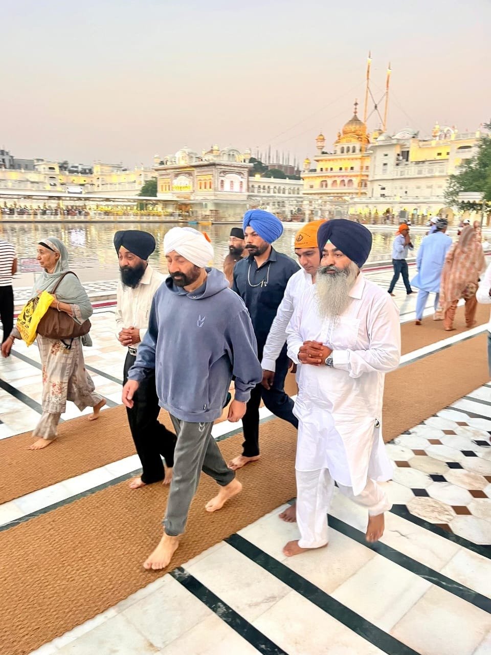ਫਿਲਮ ਦੀ ਸ਼ੂਟਿੰਗ ਦੌਰਾਨ ਅੰਮ੍ਰਿਤਸਰ ਦਰਬਾਰ ਸਾਹਿਬ ਮੱਥਾ ਟੇਕਣ ਪਹੁੰਚੇ ਬਾਲੀਵੁੱਡ ਐਕਟਰ Sunny Deol, ਇਸ ਦੁਕਾਨ ‘ਚ ਪੀਤੀ ਚਾਹ