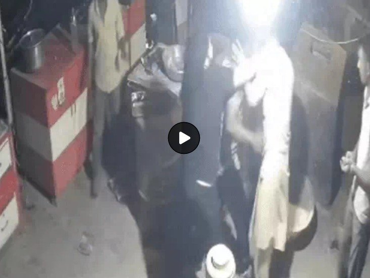 ਫਾਜ਼ਿਲਕਾ ‘ਚ ਗਾਹਕ ਨੂੰ ਤੰਦੂਰ ‘ਤੇ ਰੋਟੀ ਖਾਣ ਤੋਂ ਰੋਕਣ ਕਰਕੇ ਢਾਬਾ ਮਾਲਕ ਨਾਲ ਕੀਤੀ ਗਈ ਕੁੱਟਮਾਰ, ਵੀਡੀਓ ਵਾਇਰਲ