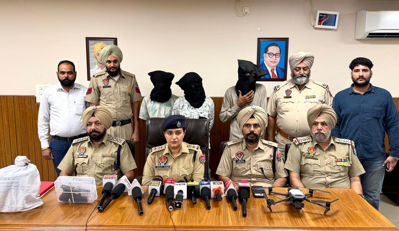 ਤਰਨਤਾਰਨ ਪੁਲਿਸ ਦੀ ਵੱਡੀ ਸਫਲਤਾ – ਸਰਹੱਦ ਪਾਰ ਤੋਂ ਨਸ਼ੀਲੇ ਪਦਾਰਥਾਂ ਅਤੇ ਹਥਿਆਰਾਂ ਦੀ ਤਸਕਰੀ ਕਰਨ ਵਾਲੇ ਤਿੰਨ ਵਿਅਕਤੀ ਗ੍ਰਿਫ਼ਤਾਰ