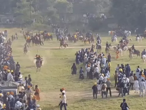 ਅੰਮ੍ਰਿਤਸਰ ‘ਚ ਰਵਾਇਤੀ ਮੁਹੱਲਾ ਸਮਾਗਮ, ਨਿਹੰਗ ਸਿੰਘਾਂ ਨੇ ਘੋੜਿਆਂ ਨਾਲ ਦਿਖਾਏ ਜੋਸ਼ੀਲੇ ਕਰਤੱਵ