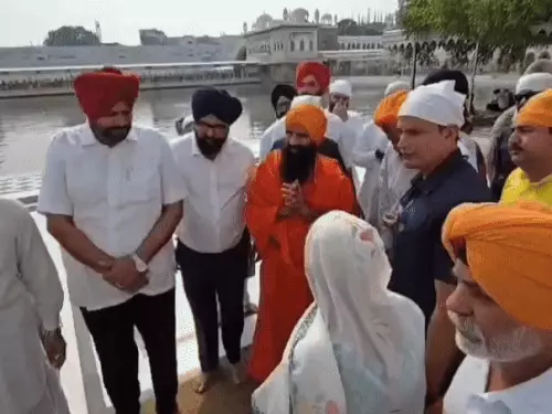 ਸੱਚਖੰਡ ਸ੍ਰੀ ਹਰਿਮੰਦਰ ਸਾਹਿਬ ਨਤਮਸਤਕ ਹੋਏ ਯੋਗ ਗੁਰੂ ਬਾਬਾ ਰਾਮਦੇਵ, ਹੜ੍ਹ ਪ੍ਰਭਾਵਿਤ ਲੋਕਾਂ ਨੂੰ 1 ਕਰੋੜ ਰੁਪਏ ਦੀ ਦਿੱਤੀ ਸਹਾਇਤਾ