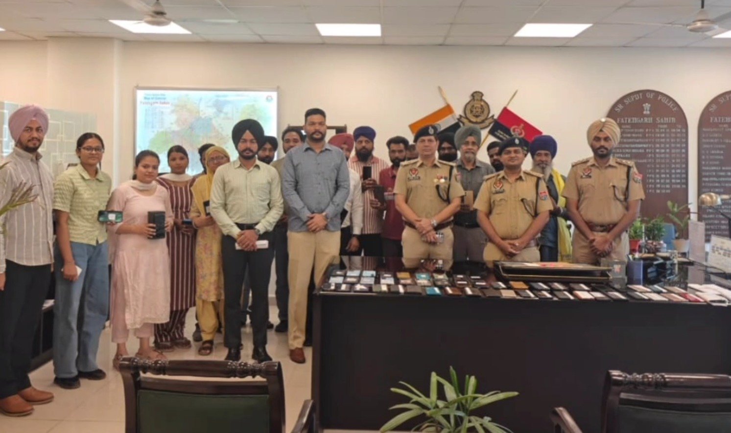 ਫਤਿਹਗੜ੍ਹ ਸਾਹਿਬ ਪੁਲਿਸ ਦਾ ਸ਼ਲਾਗਾਯੋਗ ਉਪਰਾਲਾ, ਚੋਰੀ ਤੇ ਗੁੰਮ ਹੋਏ 100 ਦੇ ਕਰੀਬ ਮੋਬਾਈਲ ਫੋਨ ਮਾਲਕਾਂ ਨੂੰ ਸੌਂਪੇ, ਲੋਕਾਂ ਨੇ ਕੀਤਾ ਧੰਨਵਾਦ