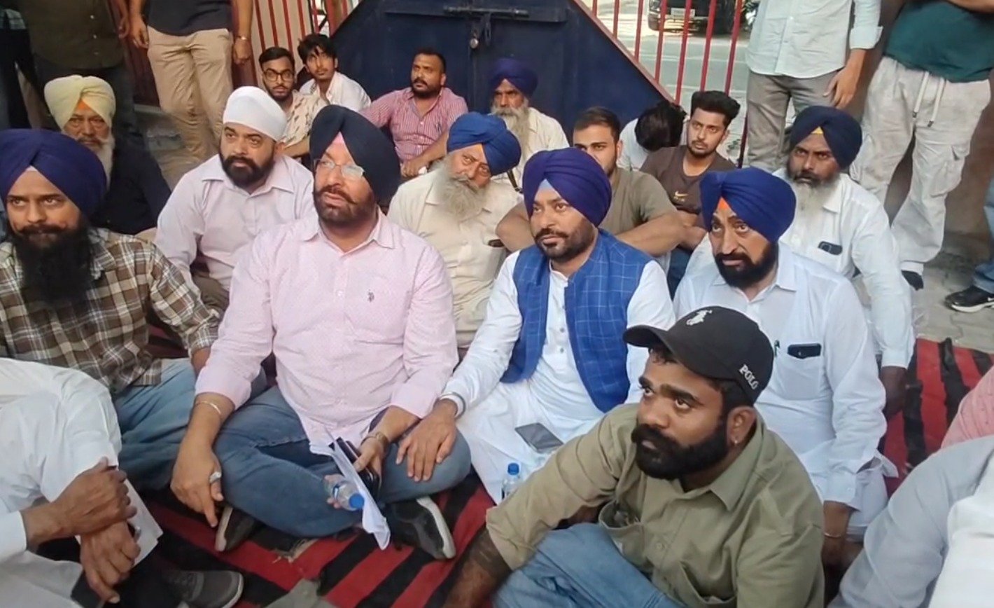 ਅਕਾਲੀ ਦਲ ਨੇ SSP ਦਫ਼ਤਰ ਅੱਗੇ ਲਾਇਆ ਧਰਨਾ, ਬਜ਼ੁਰਗ ਵਿਅਕਤੀ ਵਿਰੁੱਧ ਝੂਠਾ ਸਮੂਹਿਕ ਬਲਾਤਕਾਰ ਮਾਮਲਾ ਦਰਜ ਕਰਨ ਦੇ ਲਗਾਏ ਆਰੋਪ