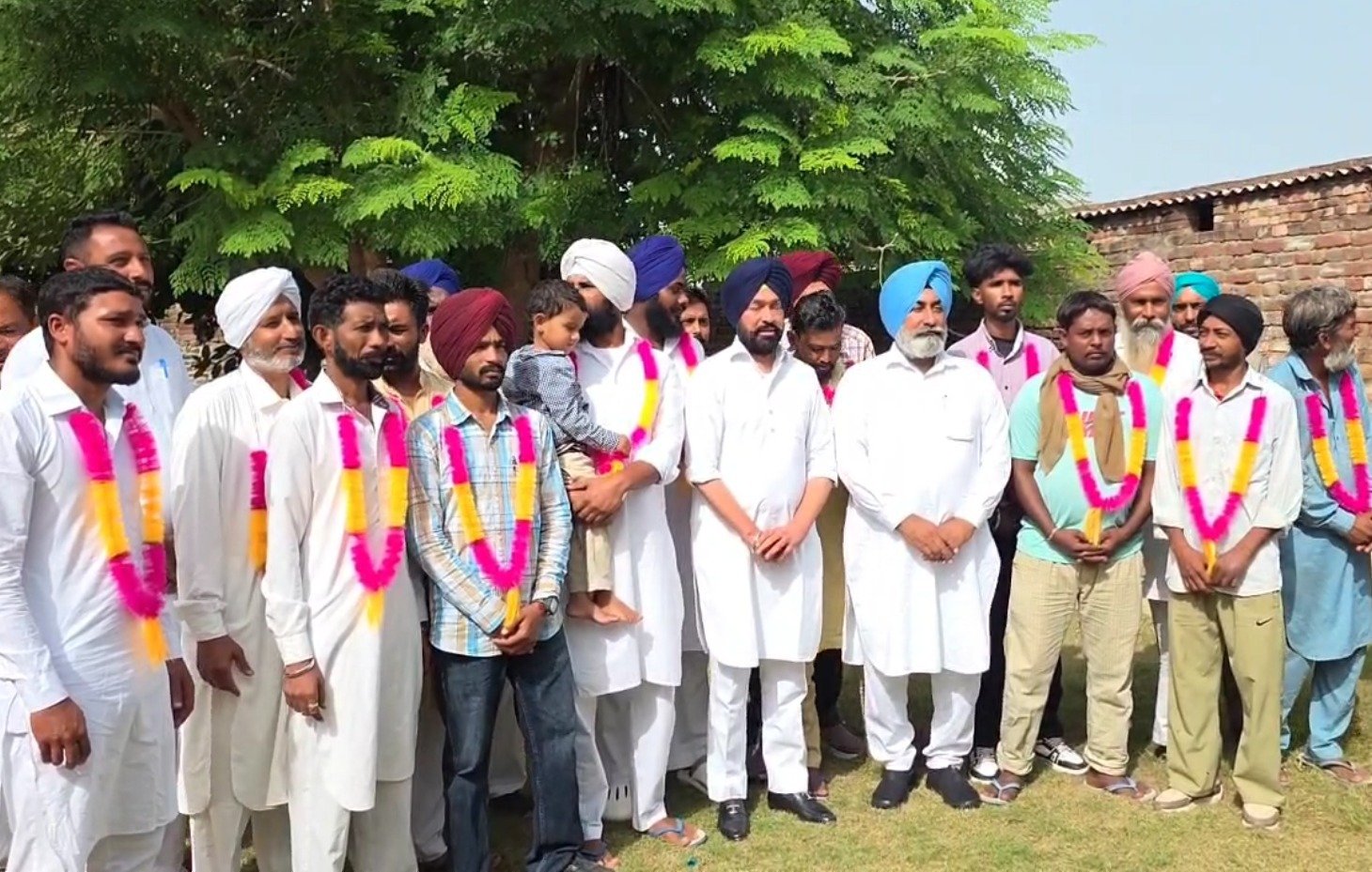 ਸ਼੍ਰੋਮਣੀ ਅਕਾਲੀ ਦਲ ਦੇ ਪਰਿਵਾਰ 'ਚ ਹੋਇਆ ਵਾਧਾ, ਪਿੰਡ ਵਧਾਈ ਤੋਂ 15 ਪਰਿਵਾਰ ਪਾਰਟੀ 'ਚ ਹੋਏ ਸ਼ਾਮਲ, ਜਗਜੀਤ ਸਿੰਘ ਹਨੀ ਫੱਤਣਵਾਲਾ ਨੇ ਕਰਵਾਈ ਸ਼ਮੂਲੀਅਤ