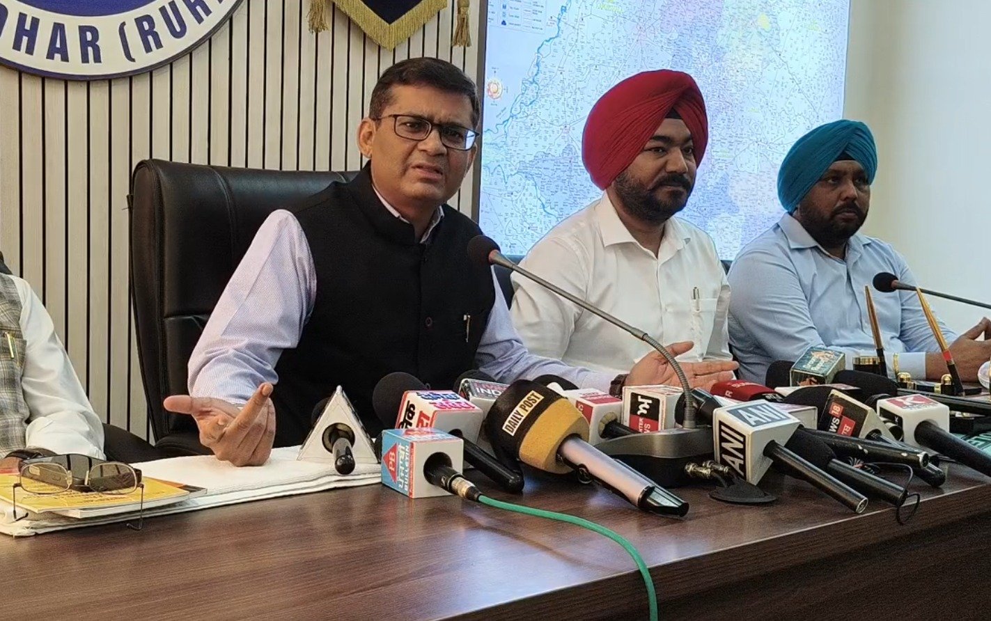 ਬਾਲ ਕਮਿਸ਼ਨ ਦੇ ਚੇਅਰਮੈਨ ਨੇ ਕੀਤੀ ਮੀਟਿੰਗ, SHO ਭੂਸ਼ਣ ਕੁਮਾਰ ਦੀ ਗ੍ਰਿਫ਼ਤਾਰੀ ਨੂੰ ਲੈਕੇ ਪੁਲਿਸ ਅਧਿਕਾਰੀਆਂ ‘ਤੇ ਚੁੱਕੇ ਸਵਾਲ