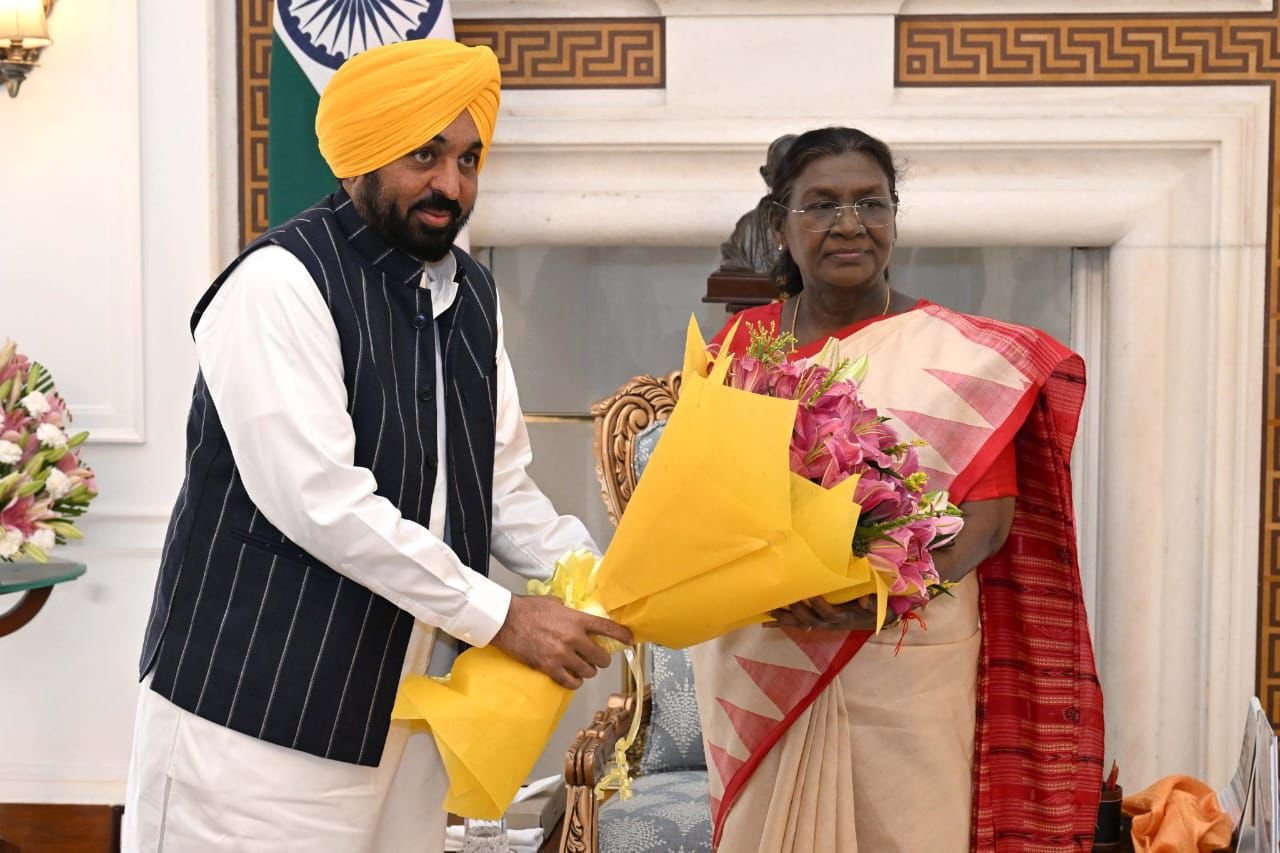 CM ਭਗਵੰਤ ਮਾਨ ਨੇ ਰਾਸ਼ਟਰਪਤੀ ਦ੍ਰੋਪਦੀ ਮੁਰਮੂ ਨਾਲ ਕੀਤੀ ਮੁਲਾਕਾਤ, ਗੁਰੂ ਤੇਗ ਬਹਾਦਰ ਜੀ ਦੇ 350ਵੇਂ ਸ਼ਹੀਦੀ ਪੁਰਬ ‘ਤੇ ਸ਼ਾਮਲ ਹੋਣ ਦਾ ਦਿੱਤਾ ਸੱਦਾ