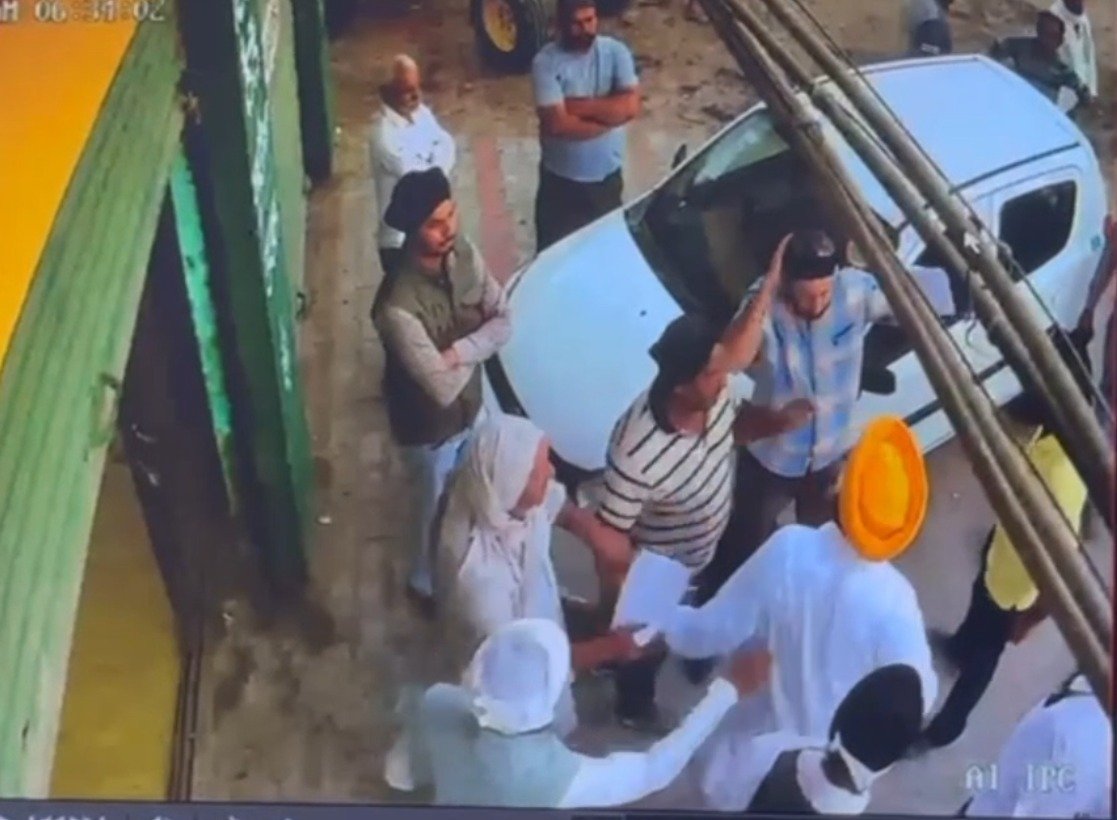 ਬਟਾਲਾ ‘ਚ ਸਿੱਖ ਅਫਸਰ ਦੀ ਕੁੱਟਮਾਰ ਅਤੇ ਦਸਤਾਰ ਦੀ ਕੀਤੀ ਬੇਅਦਬੀ, ਕੈਮਰੇ ‘ਚ ਹੋਈ ਘਟਨਾ, ਪੁਲਿਸ ਨੇ ਮਾਮਲਾ ਕੀਤਾ ਦਰਜ