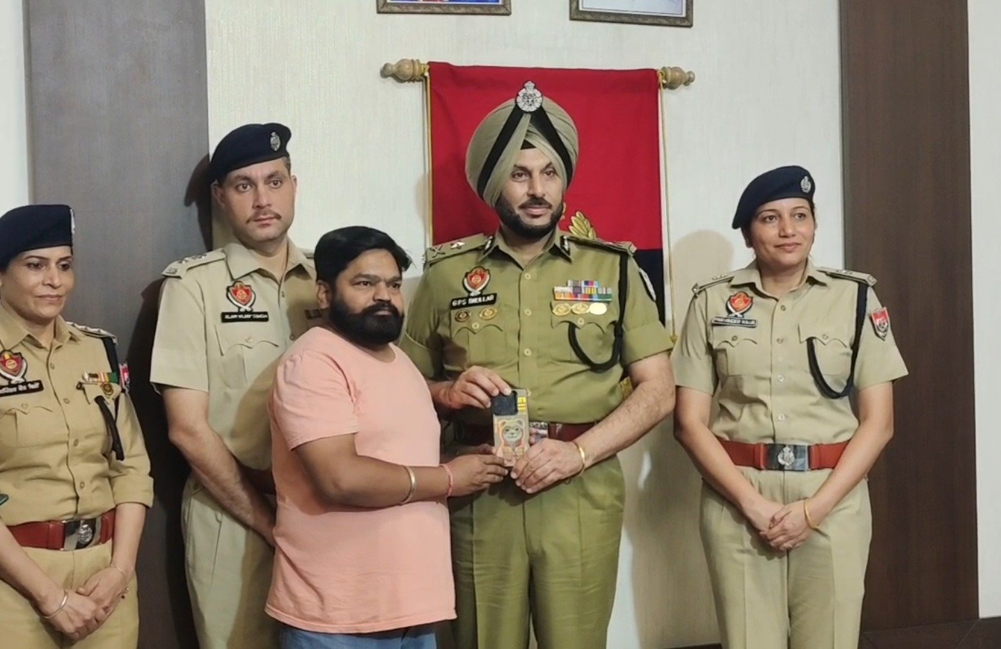 ਦਿਵਾਲੀ ਤੋਂ ਪਹਿਲਾਂ ਅੰਮ੍ਰਿਤਸਰ ਪੁਲਿਸ ਵੱਲੋਂ ਸ਼ਹਿਰ ਵਾਸੀਆਂ ਨੂੰ ਖ਼ਾਸ ਤੋਹਫ਼ਾ, 153 ਗੁੰਮ ਮੋਬਾਇਲ ਫੋਨ ਮਾਲਕਾਂ ਨੂੰ ਸੌਂਪੇ, ਕਾਰਵਾਈ ‘ਚ ਬਰਾਮਦ ਕੀਤੀਆਂ 117 ਗੱਡੀਆਂ ਤੇ ਸਕੂਟੀਆਂ