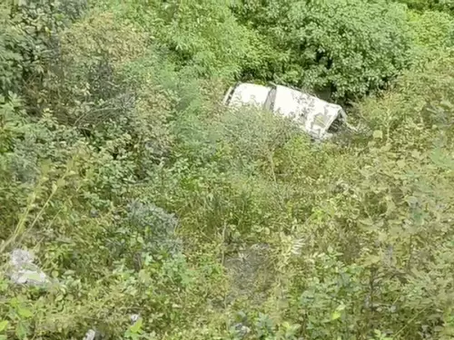 ਚਮੋਲੀ ‘ਚ ਵੱਡਾ ਹਾਦਸਾ: ਸਕੂਲੀ ਵਿਦਿਆਰਥੀਆਂ ਨੂੰ ਲੈ ਕੇ ਜਾ ਰਹੀ ਬੱਸ 45 ਮੀਟਰ ਡੂੰਘੀ ਖੱਡ ‘ਚ ਡਿੱਗੀ, 6 ਵਿਦਿਆਰਥੀ ਜ਼ਖਮੀ