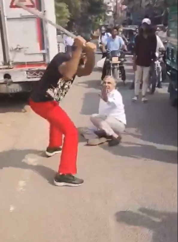 दिल्ली में बीच सड़क युवक की दबंगई, बुजुर्ग को कार से निकालकर बुरी तरह पीटा, वीडियो वायरल होते ही जांच में जुटी पुलिस
