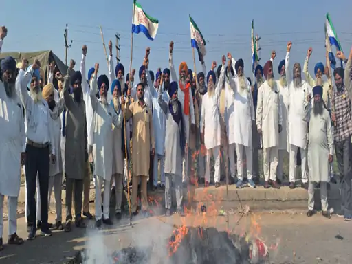 ਅੰਮ੍ਰਿਤਸਰ ‘ਚ ਬਿਜਲੀ ਬਿੱਲ ਦੇ ਵਿਰੋਧ ਵਿੱਚ ਕਿਸਾਨਾਂ ਨੇ ਕੀਤਾ ਪ੍ਰਦਰਸ਼ਨ, ਰੋਸ ‘ਚ ਕੇਂਦਰ ਤੇ ਪੰਜਾਬ ਸਰਕਾਰ ਦੇ ਫੂਕੇ ਪੁਤਲੇ