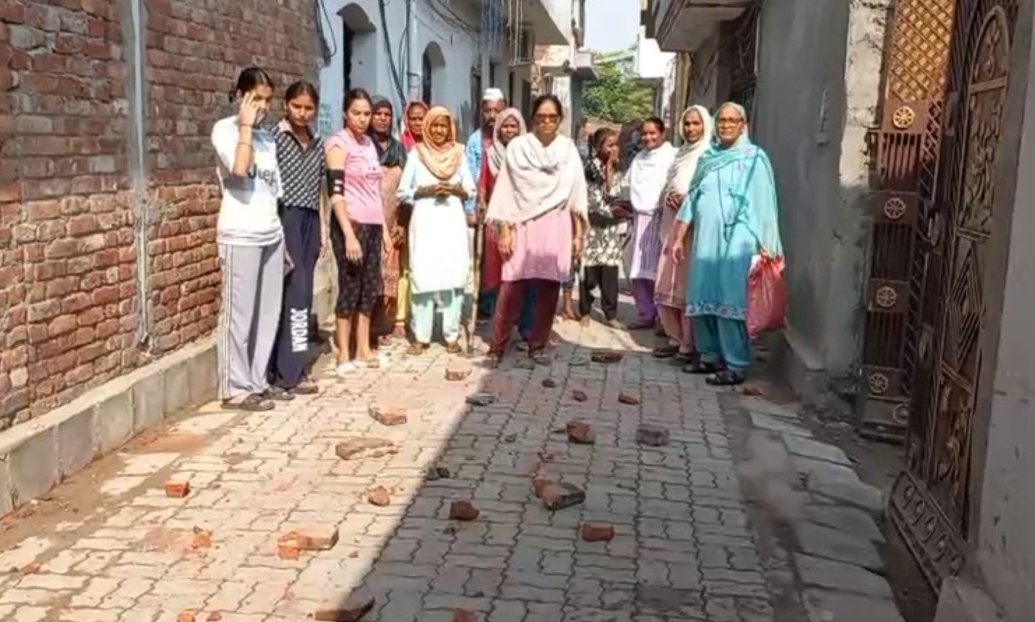 ਮਾਮੂਲੀ ਝਗੜੇ ਨੇ ਲਿਆ ਹਿੰਸਕ ਰੂਪ, ਵਿਰੋਧੀ ਧਿਰ ਨੇ ਅਣਪਛਾਤਿਆਂ ਨਾਲ ਮਿਲ ਕੇ ਕੀਤਾ ਪਰਿਵਾਰ ‘ਤੇ ਜਾਨਲੇਵਾ ਹਮਲਾ, ਪਿੰਡ ‘ਚ ਫ਼ੈਲੀ ਦਹਿਸ਼ਤ