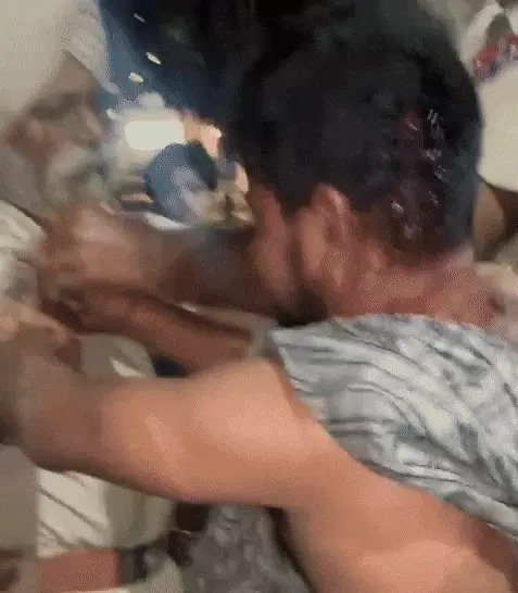 ਅੰਮ੍ਰਿਤਸਰ ‘ਚ ਪੁਲਿਸ ਨਾਲ ਭਿੜਿਆ ਨੌਜਵਾਨ, ਸ਼ਰਾਬ ਦੇ ਨਸ਼ੇ ‘ਚ ਨੌਜਵਾਨ ਨੇ ਫੜਿਆ ਪੁਲਿਸ ਅਧਿਕਾਰੀ ਦਾ ਕਾਲਰ, ਵੀਡੀਓ ਹੋ ਰਹੀ ਵਾਇਰਲ