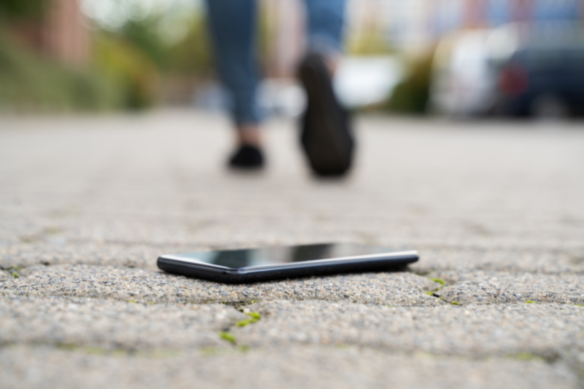 ड्यूटी पर ईमानदारी का परिचय, सड़क पर मिला मोबाइल मालिक को सकुशल लौटाया, महिला हुई भावुक