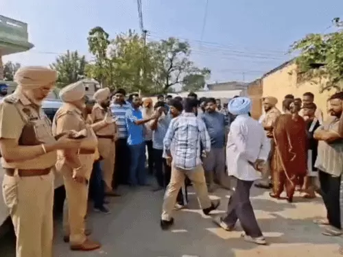 ਮਾਮੂਲੀ ਤਕਰਾਰ ਨੇ ਲਿਆ ਖੂਨੀ ਰੂਪ, ਸਿਰ ‘ਚ ਲੋਹੇ ਦੀ ਰਾਡ ਮਾਰਕੇ ਵਿਅਕਤੀ ਦਾ ਕੀਤਾ ਕਤਲ, ਇਨਸਾਫ਼ ਲਈ ਪਰਿਵਾਰ ਨੇ ਹਾਈਵੇਅ ਕੀਤਾ ਜਾਮ