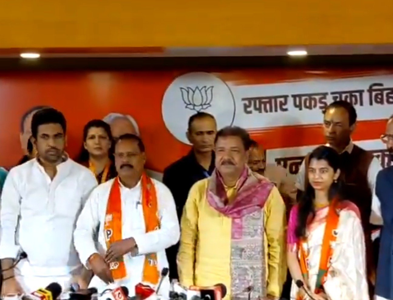 बिहार विधानसभा चुनाव का माहौल गरमाया, BJP में शामिल हुईं मैथिली ठाकुर