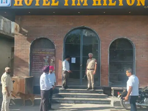 ਹਰਿਮੰਦਰ ਸਾਹਿਬ ਨੇੜੇ 8 ਹੋਟਲਾਂ ਵਿਰੁੱਧ ਕਾਰਵਾਈ ਨਿਗਮ ਨੇ 2 ਵੱਡੇ ਹੋਟਲ ਕੀਤੇ ਸੀਲ, 6 ਦੀ ਉਸਾਰੀ ਕੀਤੀ ਬੰਦ