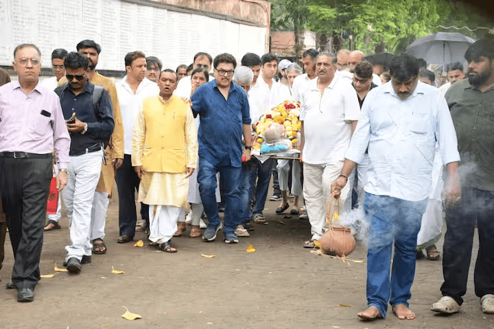 ਬਾਲੀਵੁੱਡ ਨੇ ਖੋਇਆ ਦਿੱਗਜ ਕਲਾਕਾਰ: ਸਤੀਸ਼ ਸ਼ਾਹ ਦੇ ਅੰਤਿਮ ਸੰਸਕਾਰ ‘ਤੇ ਸਿਤਾਰਿਆਂ ਦੀ ਭਾਰੀ ਭੀੜ, ਸਭ ਦੀਆਂ ਅੱਖਾਂ ਹੋਈਆਂ ਨਮ