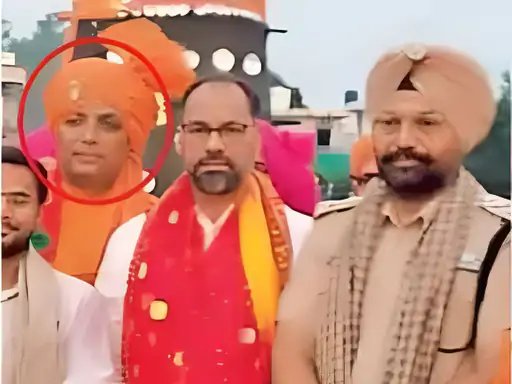 Jalandhar Police: ਜਲੰਧਰ ‘ਚ ‘ਭਗੌੜੇ’ ਨੇ ਪੰਜਾਬ ਪੁਲਿਸ ਦੇ DSP ਦਾ ਕੀਤਾ ਸਨਮਾਨ! ਪੂਰੇ ਦੁਸਹਿਰੇ ਦਾ ਆਯੋਜਕ ਸੀ ਮੁਲਜ਼ਮ