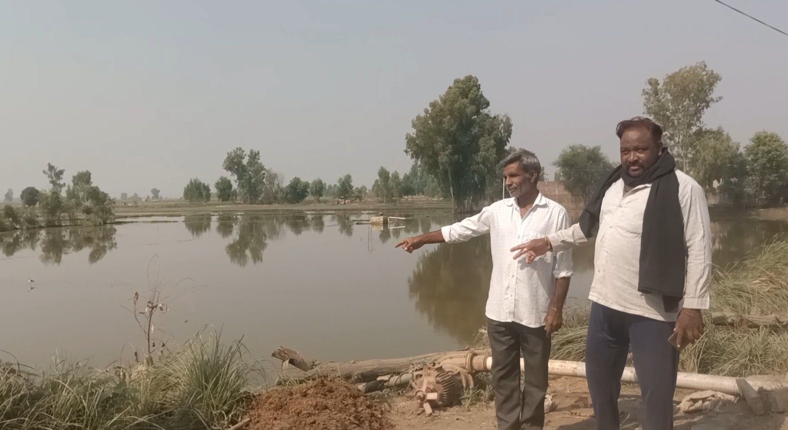 ਹੜ੍ਹਾਂ ਦੀ ਤਬਾਹੀ ਮਗਰੋਂ ਕਿਸਾਨ ਜ਼ਿੰਦਗੀ ਲੀਹ ‘ਤੇ ਲਿਆਉਣ ਲਈ ਖੇਤਾਂ ‘ਚ ਕਰ ਰਹੇ ਹਨ ਜੱਦੋ-ਜਹਿਦ, ਖੇਤਾਂ ‘ਚ ਖੜ੍ਹਾ ਪਾਣੀ ਬਣਿਆ ਵੱਡਾ ਅੜਿੱਕਾ