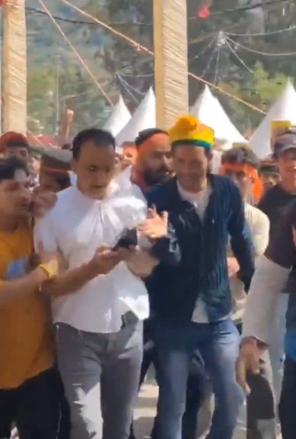 ਕੁੱਲੂ ਦੇ ਤਹਿਸੀਲਦਾਰ ਤੇ ਦੇਵਤਾ ਭ੍ਰਿਗੂ ਰਿਸ਼ੀ ਦੇ ਸ਼ਰਧਾਲੂਆਂ ਵਿਚਾਲੇ ਝੜਪ, ਸੋਸ਼ਲ ਮੀਡੀਆ ‘ਤੇ ਵਾਇਰਲ ਹੋਈ ਵੀਡੀਓ