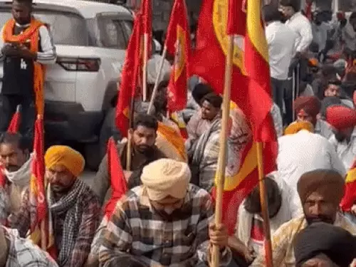 ਪੰਜਾਬ ਦੇ ਬਿਜਲੀ ਮੰਤਰੀ ਦੇ ਘਰ ਕਰਮਚਾਰੀਆਂ ਵੱਲੋਂ ਧਰਨਾ, ਸੰਜੀਵ ਅਰੋੜਾ ‘ਤੇ ਮੰਗਾਂ ਨਾ ਮੰਨਣ ਦਾ ਦੋਸ਼