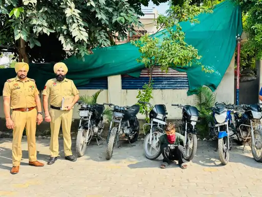 ਮੋਹਾਲੀ ਰੰਗੇ ਹੱਥੀ ਫੜਿਆ ਚੋਰ! ਪੁਲਿਸ ਨੇ 6 ਮੋਟਰਸਾਈਕਲ ਸਮੇਤ ਕੀਤਾ ਗ੍ਰਿਫ਼ਤਾਰ