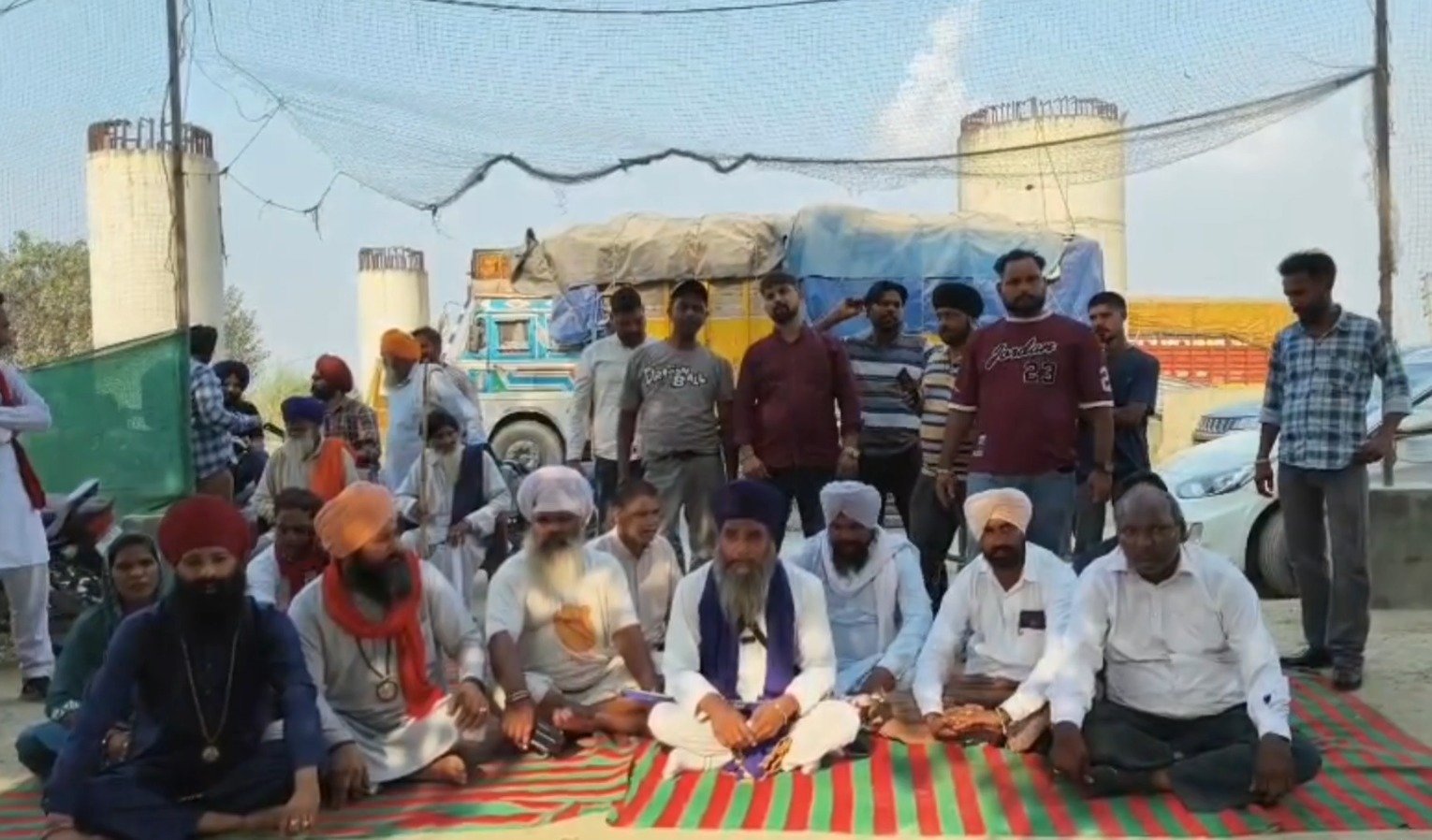 ਪ੍ਰਵਾਸੀ ਵੱਲੋਂ ਪੰਜਾਬੀ ਦੀ ਕੁੱਟਮਾਰ, ਪੁਲਿਸ ਨੇ ਪੀੜਤ ਨੂੰ ਹਿਰਾਸਤ ‘ਚ ਲਿਆ, ਵਿਰੋਧ ਪ੍ਰਦਰਸ਼ਨ