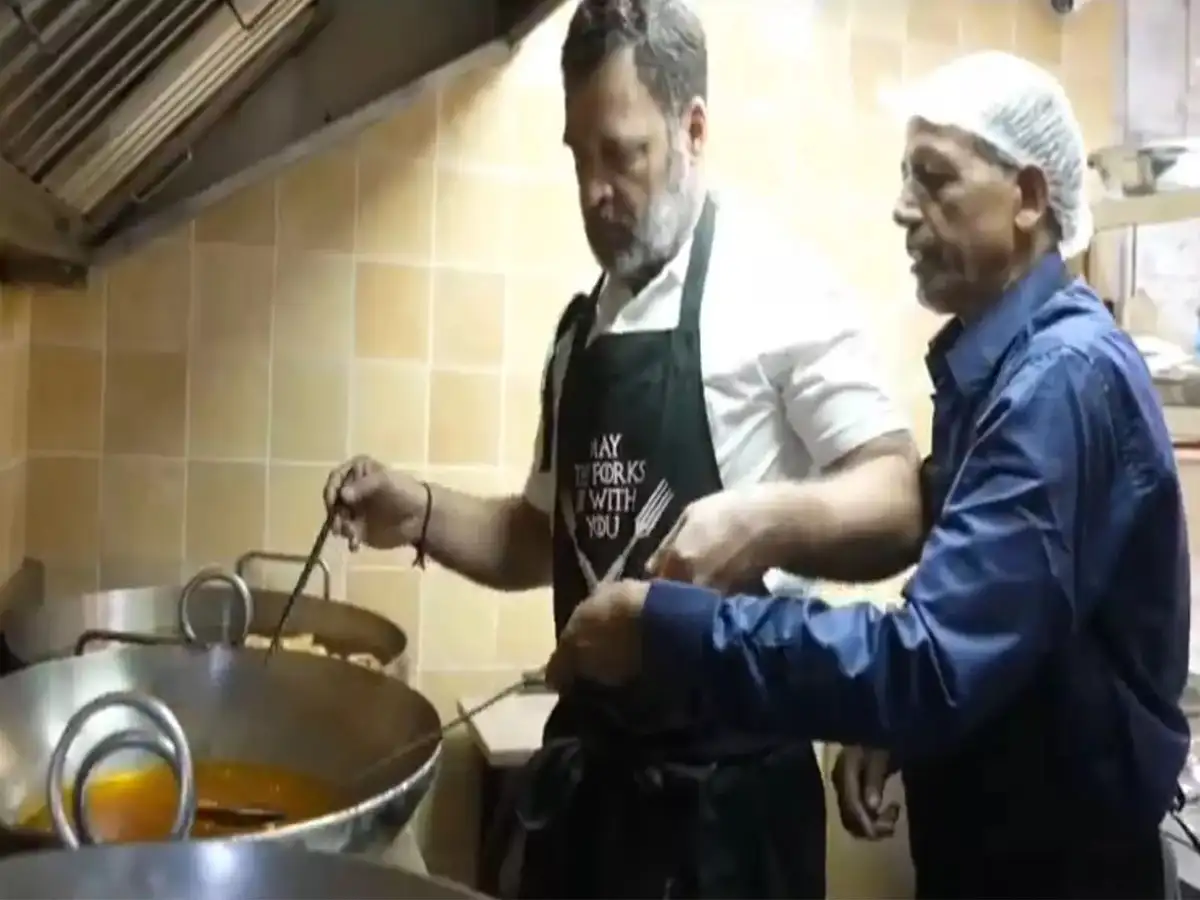 Diwali पर पुरानी दिल्ली में मशहूर मिठाई की दुकान पर पहुंचे Rahul Gandhi का दिखा 'हलवाई' अंदाज़, बनाई इमरती और बेसन के लड्डू, देखें Video