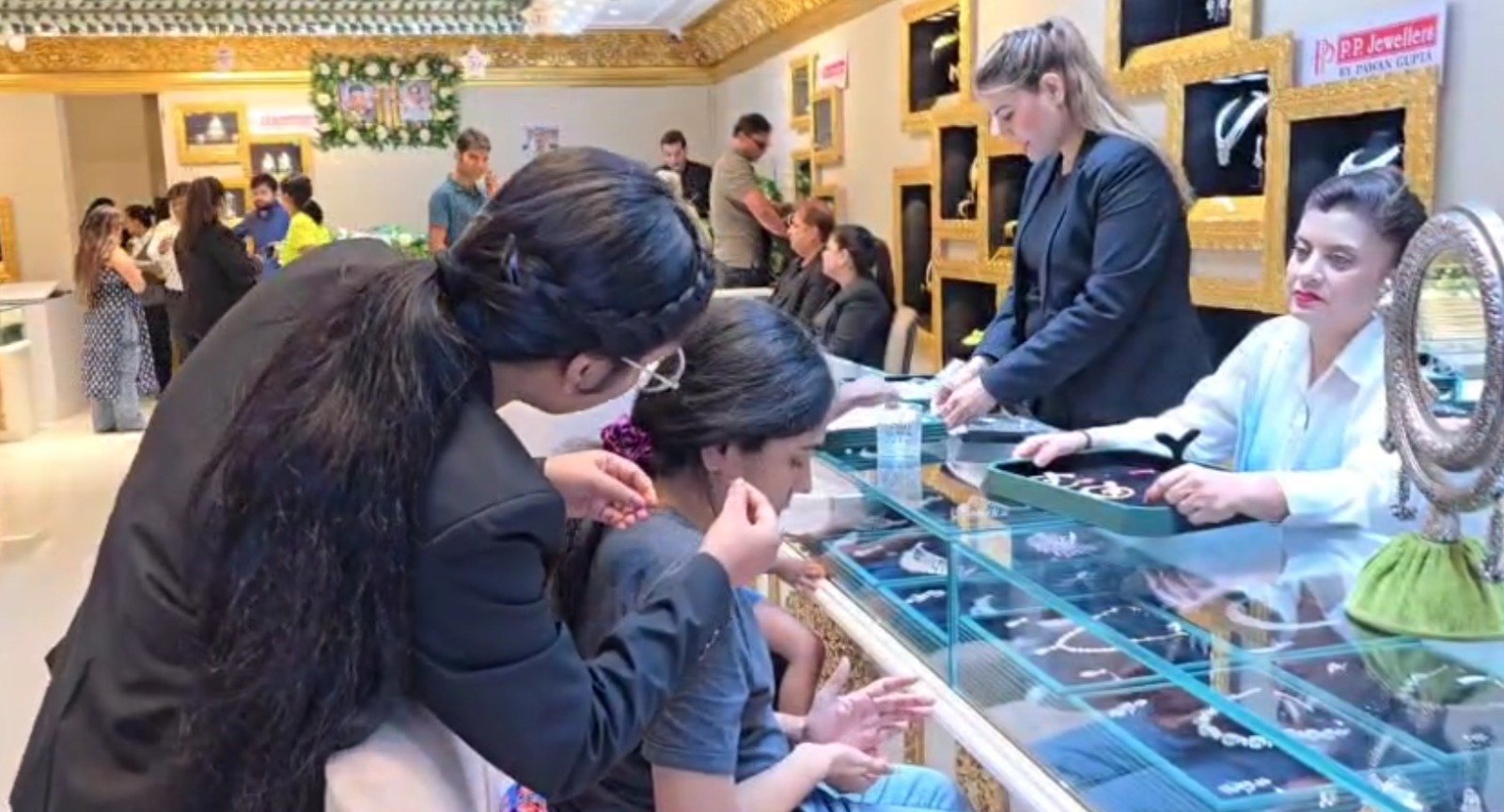 ਧਨਤੇਰਸ ‘ਤੇ ਗਹਿਣਿਆਂ ਦੇ ਸ਼ੋਅਰੂਮਾਂ ‘ਚ ਲੱਗੀ ਭੀੜ, ਸੋਨਾ-ਚਾਂਦੀ ਖਰੀਦਣ ‘ਤੇ ਲੋਕਾਂ ‘ਚ ਭਾਰੀ ਉਤਸ਼ਾਹ