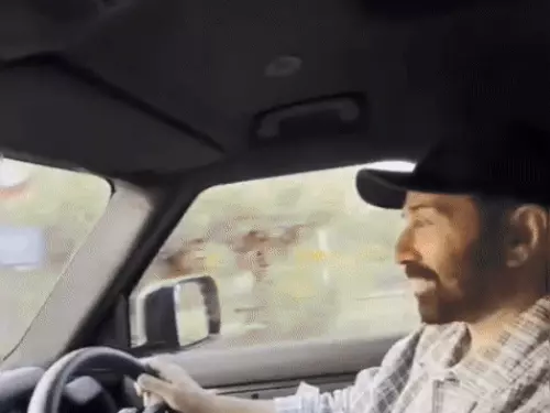 ਖੁਦ ਗੱਡੀ ਚਲਾ ਕੇ ਅਟਾਰੀ ਸਰਹੱਦ ਪਹੁੰਚੇ ਸੰਨੀ ਦਿਓਲ, BSF ਜਵਾਨਾਂ ਨਾਲ ਖਿਚਵਾਈਆਂ ਫੋਟੋਆਂ