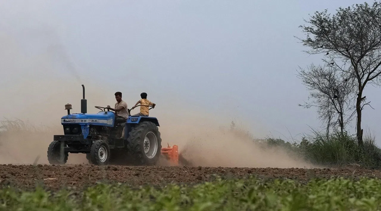 Tractor Sales Record: GST ਕਟੌਤੀ ਦਾ ਪਿਆ ਅਸਰ, ਟਰੈਕਟਰ ਵਿਕਰੀ ਨੇ ਬਣਾਇਆ ਨਵਾਂ ਰਿਕਾਰਡ, ਜਾਣੋ ਸਭ ਤੋਂ ਕਿਹੜੇ ਵਿਕੇ…?