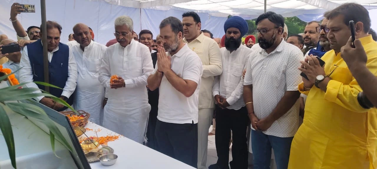 “ਸਸਕਾਰ ਹੋਣ ਦਿਓ, ਸਰਕਾਰ ਨੂੰ ਤਮਾਸ਼ਾ ਬੰਦ ਕਰਨਾ ਚਾਹੀਦਾ ਹੈ…” ਰਾਹੁਲ ਗਾਂਧੀ ਵਾਈ ਪੂਰਨ ਕੁਮਾਰ ਦੇ ਪਰਿਵਾਰ ਨੂੰ ਮਿਲੇ
