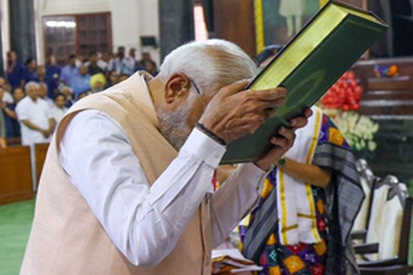 संविधान दिवस के मौके पीएम की नागरिकों को चिट्ठी, वोट के अधिकार का इस्तेमाल करके लोकतंत्र को मजबूत करने की कही बात