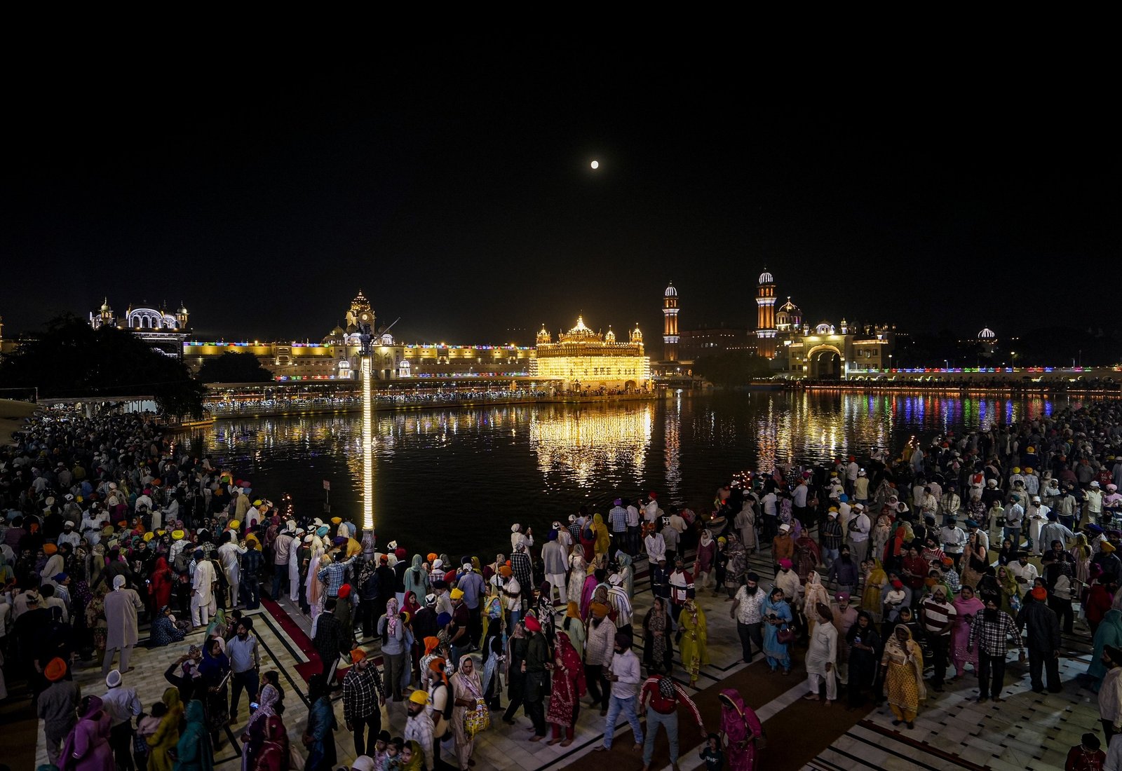 ਪ੍ਰਕਾਸ਼ ਪੁਰਬ ਮੌਕੇ ਲੱਖਾਂ ਸ਼ਰਧਾਲੂ ਹਰਿਮੰਦਰ ਸਾਹਿਬ ਨਤਮਸਤਕ