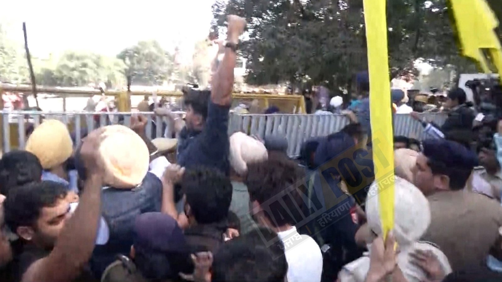 ਪੀਯੂ ਵਿੱਚ ਵਿਰੋਧ ਪ੍ਰਦਰਸ਼ਨ, ਪ੍ਰਦਰਸ਼ਨਕਾਰੀਆਂ ‘ਤੇ ਲਾਠੀਚਾਰਜ, ਕਿਸਾਨ ਮੋਹਾਲੀ ਵਿੱਚ ਬੈਰੀਕੇਡ ਤੋੜ ਕੇ ਚੰਡੀਗੜ੍ਹ ਵਿੱਚ ਹੋਏ ਦਾਖਲ, ਰਾਜੇਵਾਲ ਨੇ ਪੁੱਛਿਆ – ਹਰਿਆਣਾ ਪੁਲਿਸ ਪੰਜਾਬ ਵਿੱਚ ਕਿਉਂ?