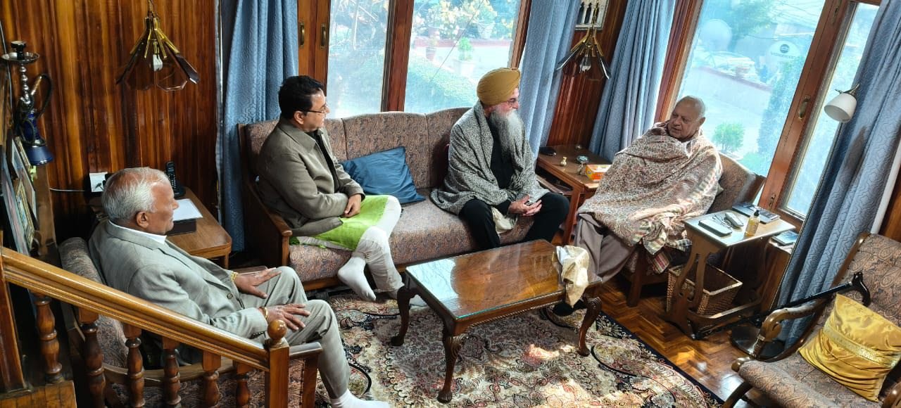 ਸ਼੍ਰੀਨਗਰ ਦੌਰੇ ਦੌਰਾਨ ਫਾਰੂਕ ਅਬਦੁੱਲਾ ਦਾ ਸਿਹਤ ਅਤੇ ਰਾਜਨੀਤਿਕ ਮਾਮਲਿਆਂ ‘ਤੇ ਵਿਚਾਰ-ਵਟਾਂਦਰਾ
