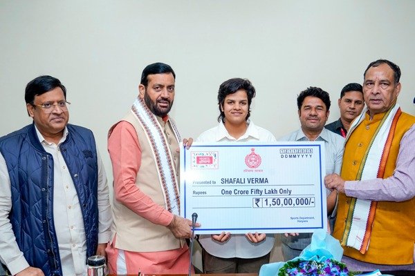 शेफाली वर्मा ने की सीएम सैनी से मुलाकात, सीएम ने सौंपा 1.5 करोड़ रुपए का चेक