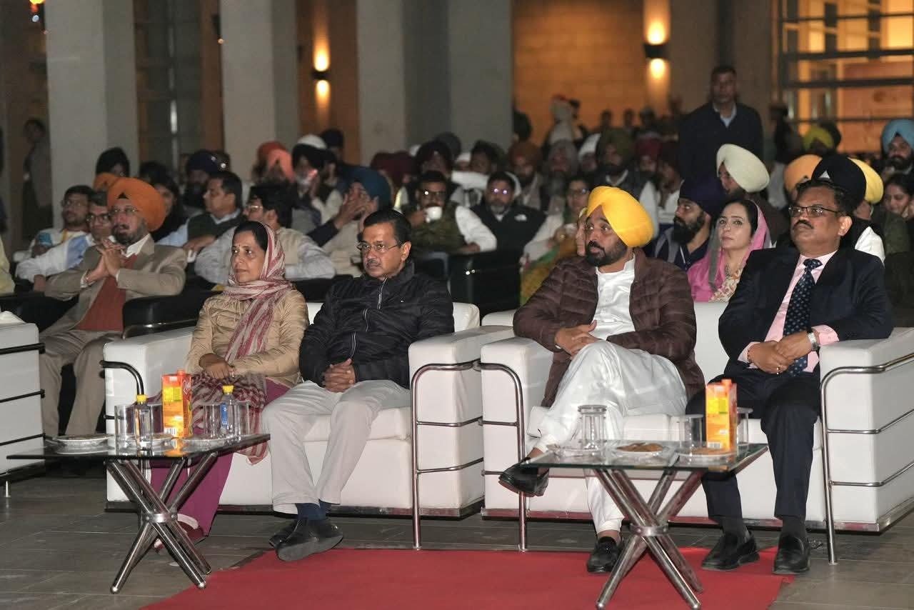 ਸੀਐਮ ਮਾਨ ਤੇ ਅਰਵਿੰਦ ਕੇਜਰੀਵਾਲ ਨੇ ਗੁਰੂ ਤੇਗ਼ ਬਹਾਦਰ ਦੀ ਅਪਾਰ ਮਹਿਮਾ ਨੂੰ ਸਮਰਪਿਤ ਡਰੋਨ ਸ਼ੋਅ ‘ਚ ਸ਼ਿਰਕਤ ਕੀਤੀ