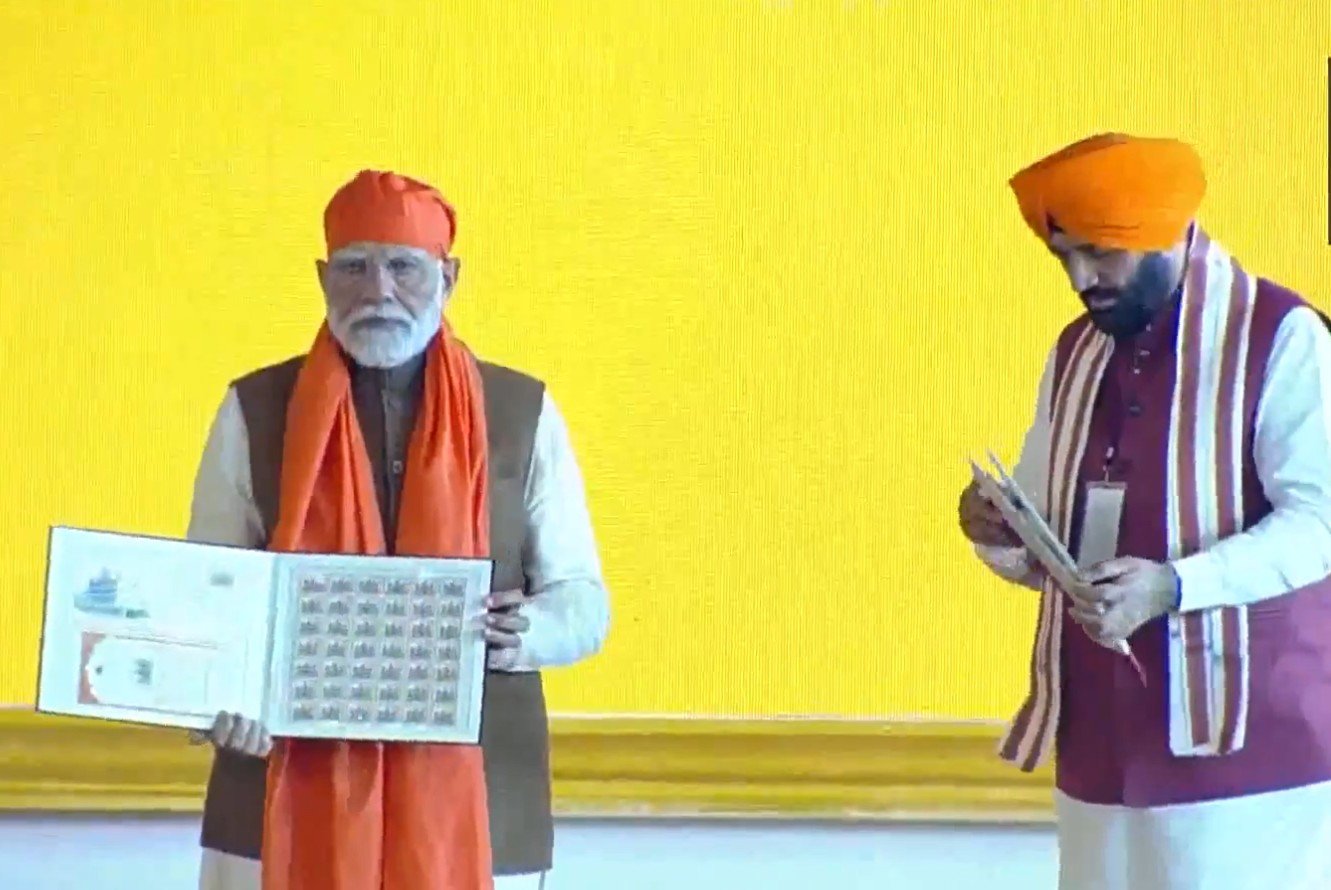 कुरुक्ष्रेत्र पहुंचे PM मोदी ने शहीदी दिवस समागम में लिया हिस्सा, शहीदी दिवस पर लगी प्रदर्शनी देखी, जारी किया खास सिक्का