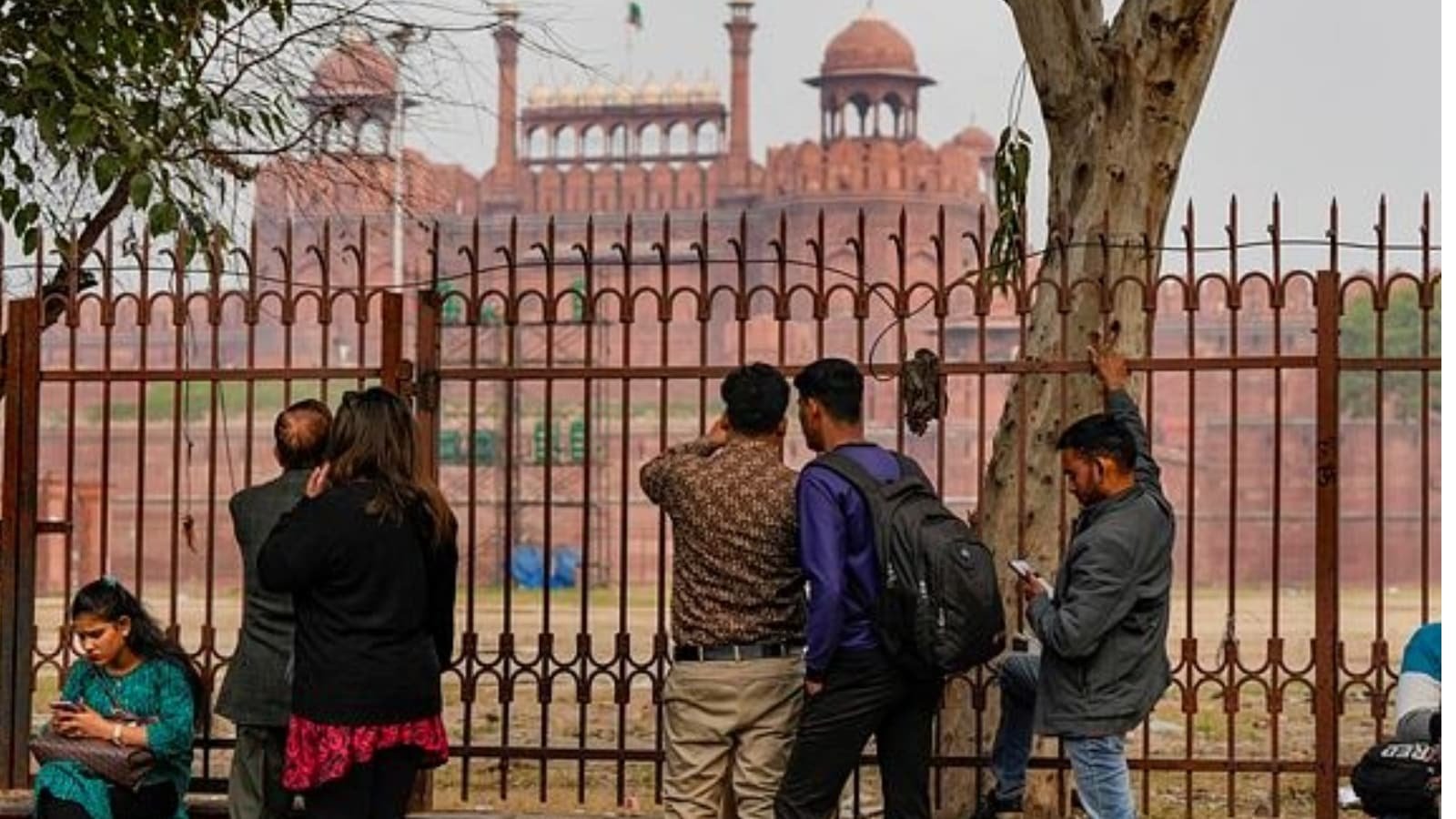 ਲਾਲ ਕਿਲ੍ਹਾ ਅਤੇ ਦਿੱਲੀ ਸਕੱਤਰੇਤ ਨੂੰ ਮਿਲੀ Bomb Threat, ਇਲਾਕੇ ਖਾਲੀ ਕਰਵਾ ਕੇ ਤਲਾਸ਼ੀ ਜਾਰੀ